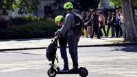 Kgfb: jlius kzeptl biztostst kell ktni az elektromos rollerekre