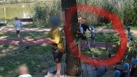 Kiderlt, ki volt az a frfi, aki lergta a kisfit a szolnoki kalandparkban