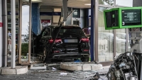 Lebontotta a benzinkutat egy 84 ves sofr, a shopban llt meg az autjval