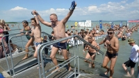 Tbb mint 11 ezren vettek rszt a Balaton-tszson (vide)