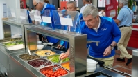 Michelin-csillagos sfek ksztik a versenyzk teleit az olimpiai faluban