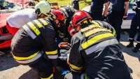 rokba borult egy aut Komln, egy ember beszorult