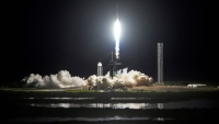 Egy millirdos teszteli az j rruhkat a SpaceX Crew Dragonnal