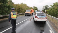 Szalagkorltnak tkztt egy aut a 66-os ton Mnfnl