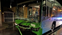 Aut s busz karambolozott Pcsen, egy embert ki kellett szabadtani