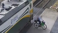 Hajmereszt felvtelen, ahogy egy n tkerekezik a vonat eltt
