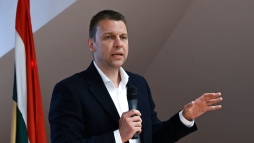 Menczer: erkölcsi kötelességünk az, hogy a háborúból kimaradjunk (videó)