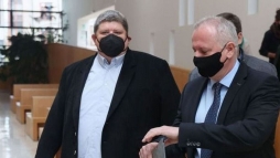 Túlságosan jogszerű volt a pécsi jegyző, Péterffyék kitehetik?