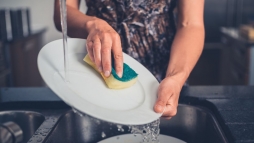 Lehet, hogy nem jó színű mosogatószivaccsal sikálja a mosatlant?