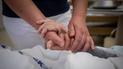 Egy orvos elmondta, miért kell fognunk a haldokló szeretteink kezét