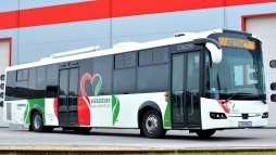 Szűrőbusz érkezik a szászvári könyvtár mögé