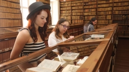 A könyvek mesélnek a megújult Klimo Könyvtár tárlatán - videó és galéria