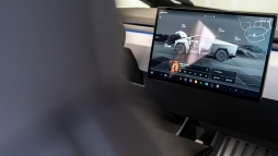 Egyszerű trükkel másodpercek alatt fel lehet törni a Teslákat