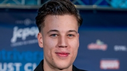 Húha! T. Danny ledobta a textilt