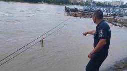 Hős rendőrök mentették ki a Dunában sodródó férfit