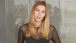 Fekete-fehér fotóval sokkolta rajongóit Puskás-Dallos Bogi