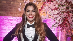 Eszmletlenl szexi hasat villantott a ktgyermekes Dr Heni