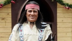 gy nz ki a legnpszerbb Winnetou, Gojko Miti 84 ves