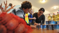 Élelmiszeradománnyal segítik a rászorulókat a Mosolymanók