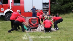 Szirénázó tűzoltóautók lepték el a  várost