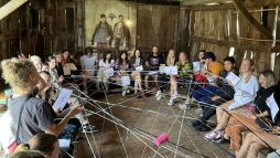 Magaságyást fonnak, játékot készítenek és egy lovas szekér felújításában is részt vehetnek