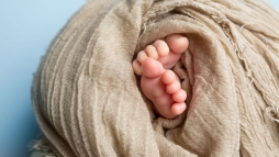 Erre nincsenek szavak: a tűző napon hagytak egy néhány órája született kisbabát (videó)