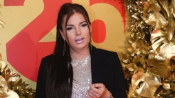 Nemazalány levetkőzött, a bikinijétől csak nő a forróság