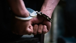 Hat embert késeltek meg egy prágai benzinkúton