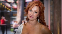 Dtr Enik kitett egy bikinis fott, mg a fiatal csajok is irigykednek r