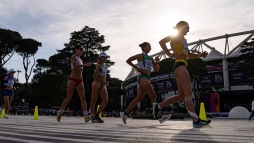 A pcsi szlets gyorsgyalogl mindenkit maga mg utastott