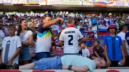 Az angol vlogatott jtkosai kistltak a szurkolkhoz, nem erre a reakcira szmtottak (vide)