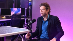 Slyos vallomssal rukkolt el Tilla