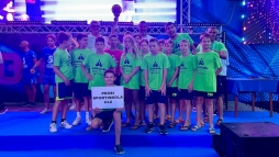 Csupaszv jtkkal jutottak a vilg legnagyobb tornjn finlba