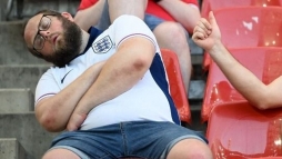 Mmekkel gnyoljk az angol vlogatottat, sznyoginvzi zavarja a nmet focistkat