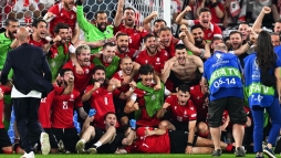 Csaknem 4 millird forintot ad egy dsgazdag zletember a nyolcaddnts georgiaiaknak