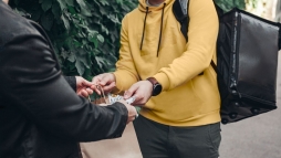 Rekord Pcsen: 65 kg-os rendelst szlltott ki a foodora