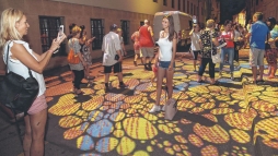 t fnyalkotst mutatnak be a Szkesegyhz falain