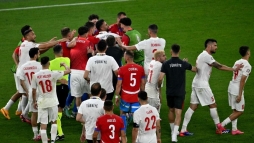 Trk provokci llt az erdlyi jtkvezet msodik piros lapjnak httrben (vide)