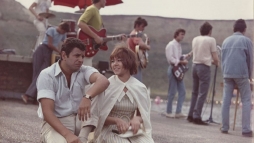 Fben lelkez fiatalok a gyr rnykban keresik a rendszerbl vezet kiutat