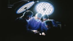 Altats nlkl ltettk t egy frfi vesjt, mindent ltott, amit csinltak vele