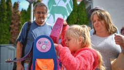 Tanszerekkel segtik a rszorul gyerekeket