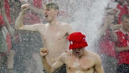 Harmadszor szaktott flbe mostoha idjrs egy Eb-meccset, a dn szurkolkat nem rdekelte az es (vide)