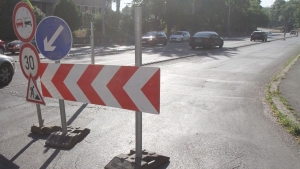 Mind a kt autplyn aszfaltozsi munkkat vgeznek