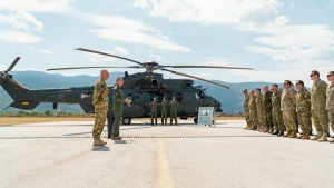 j helikopterrel ersti az EUFOR lgi szlltsi feladatait a Magyar Honvdsg