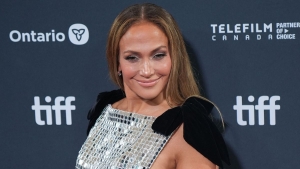 Sokkol dolgokat llt Jennifer Lopez els frje