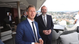 Magyar Pter tbb mint egy hnap utn jelenik meg a munkahelyn