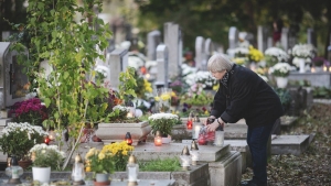 Ez mindennek a teteje: tolvajok jrnak a temetben