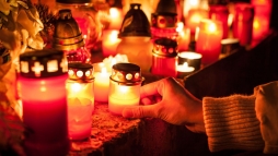 Piros? Fehr? Ezt jelkpezik az emlkezs gyertyinak sznei