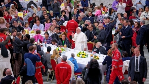 Ferenc ppa a szegnyek vilgnapjn tbb mint ezer embert ltott vendgl a Vatiknban (vide)