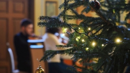 Laksotthonokban l fiatalok karcsonyt teszik szebb